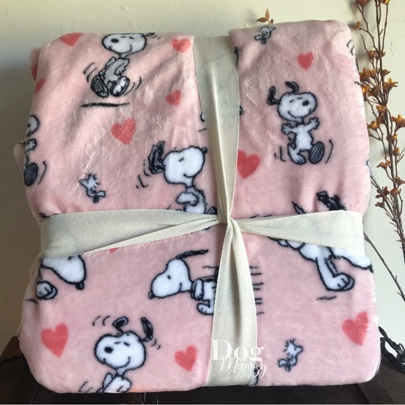 Snoopy Peanuts Gang Valentine’s Day Queen Fleece Blanket Pink with Hearts - Picture 3 of 5